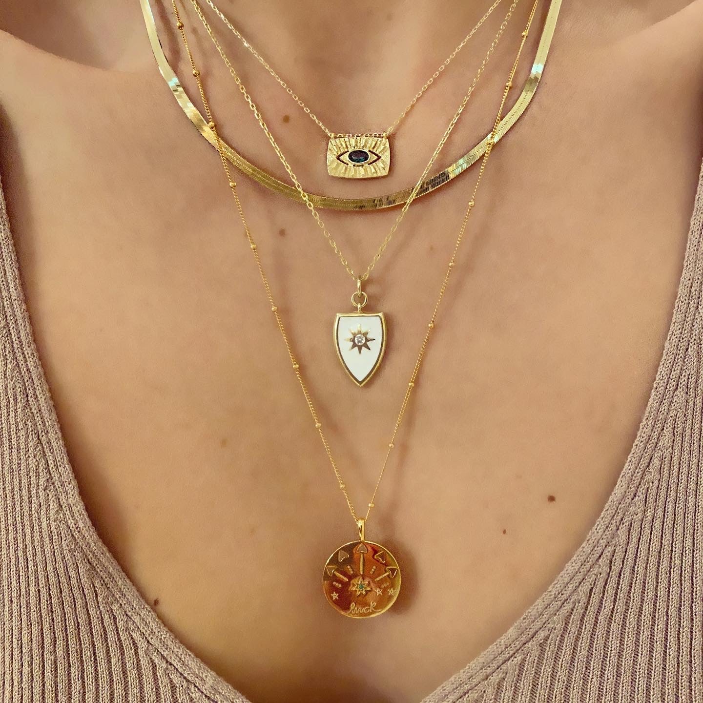 Kadın Gümüş Mineli Yıldız Kolye madalyon beyaz 925 ayar kombin boyunda duruşu