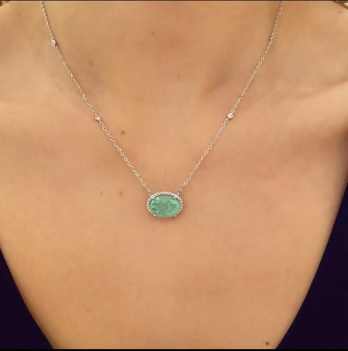 Kadın Gümüş Paraiba Turmalin Kolye Mint Yeşili Oval Pırlanta Görünümlü imitasyon 925 ayar  boyunda duruşu