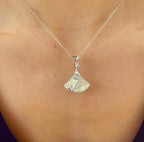 Kadın Gümüş Beyaz Mineli Tasarım Kolye imitasyon Pırlanta Görünümlü 925 ayar Boyunda Duruşu