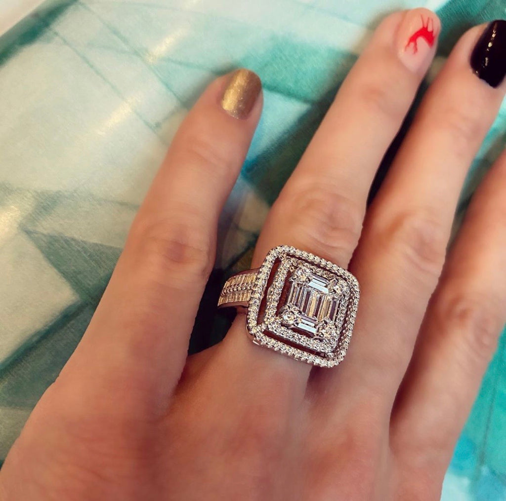 Kadın Gümüş Büyük Kare Baget Yüzük imitasyon Pırlanta Görünümlü 925 ayar Parmakta Duruşu