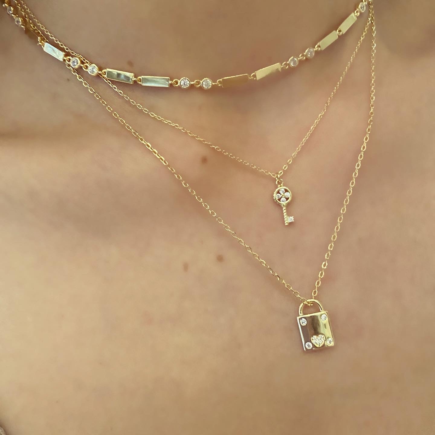 Kadın Gümüş Çubuk Choker Kolye tasma Altın Pırlanta Görünümlü 925 ayar kombin Boyunda Duruşu