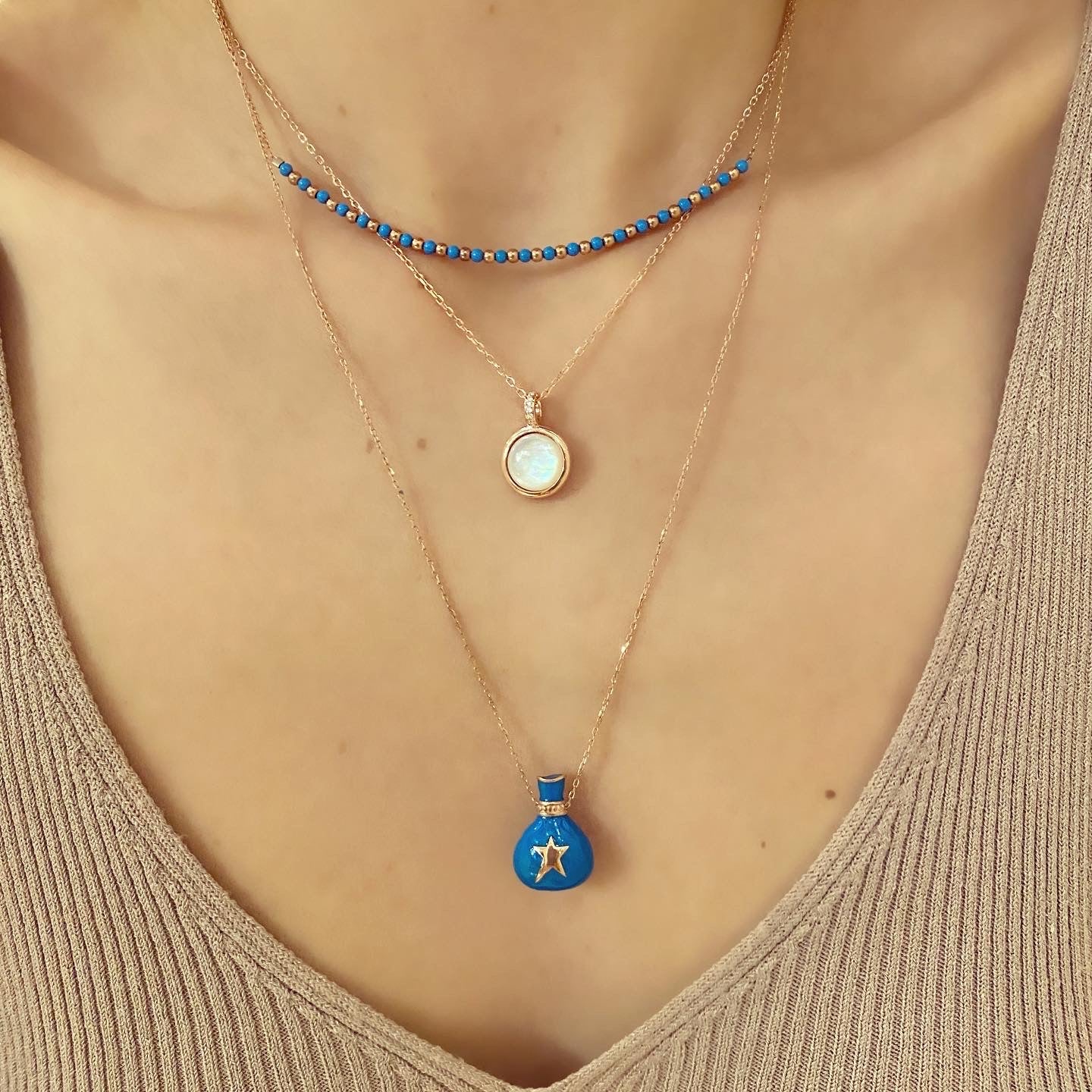 Kadın Gümüş Sedef Taşlı Kolye vintage yuvarlak madalyon 925 ayar boyunda duruşu