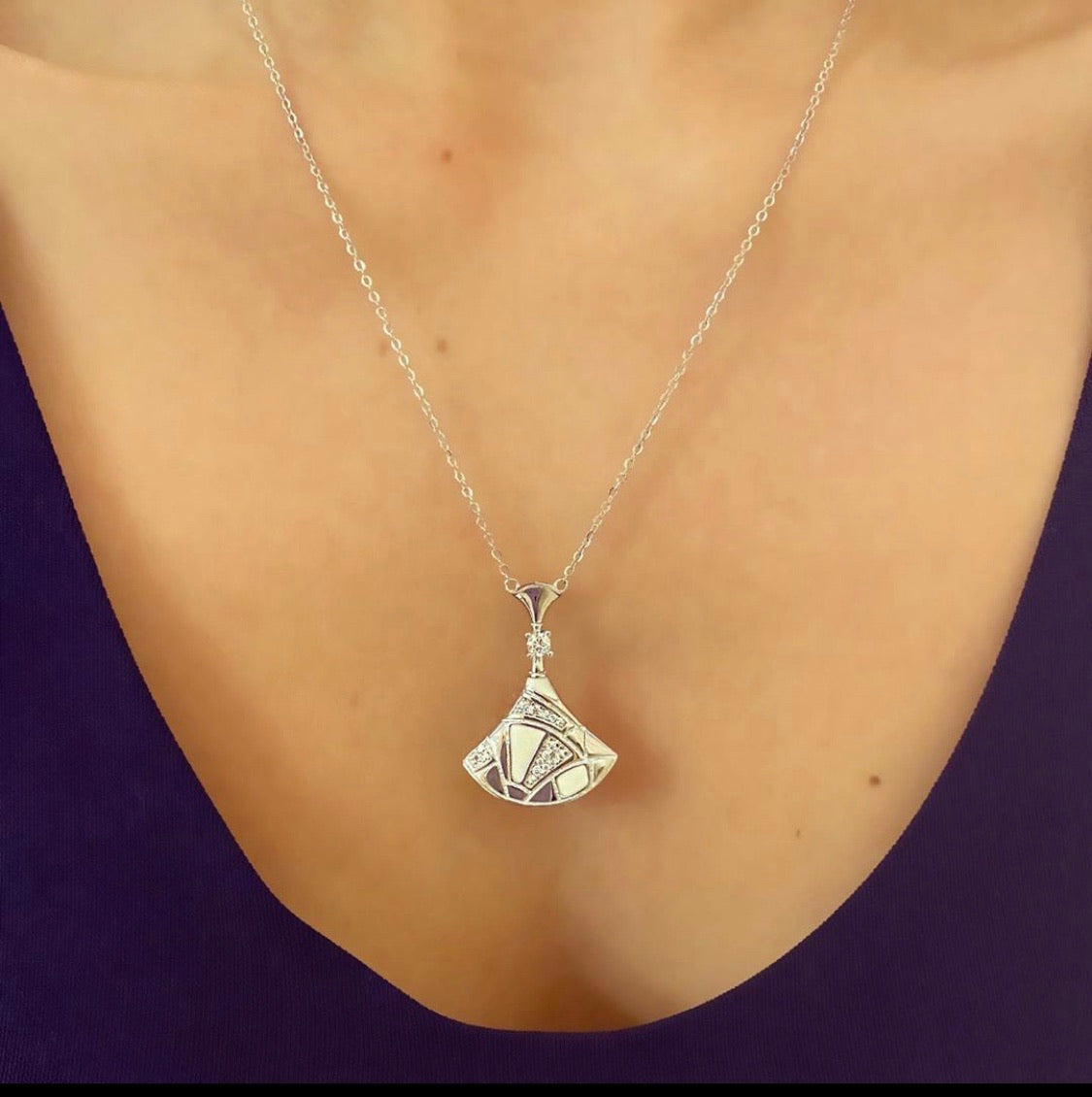 Kadın Gümüş Beyaz Mineli Tasarım Kolye imitasyon Pırlanta Görünümlü 925 ayar Boyunda Duruşu