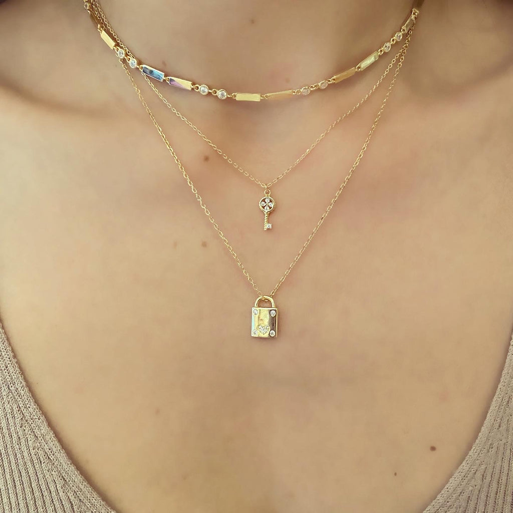 Kadın Gümüş Mini Anahtar Kolye 925 ayar boyunda duruşu 