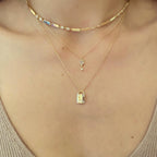 Kadın Gümüş Mini Anahtar Kolye 925 ayar boyunda duruşu 