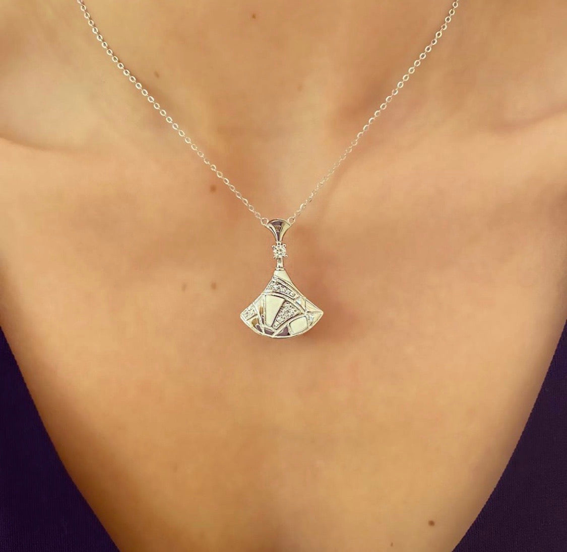 Kadın Gümüş Beyaz Mineli Tasarım Kolye imitasyon Pırlanta Görünümlü 925 ayar Boyunda Duruşu