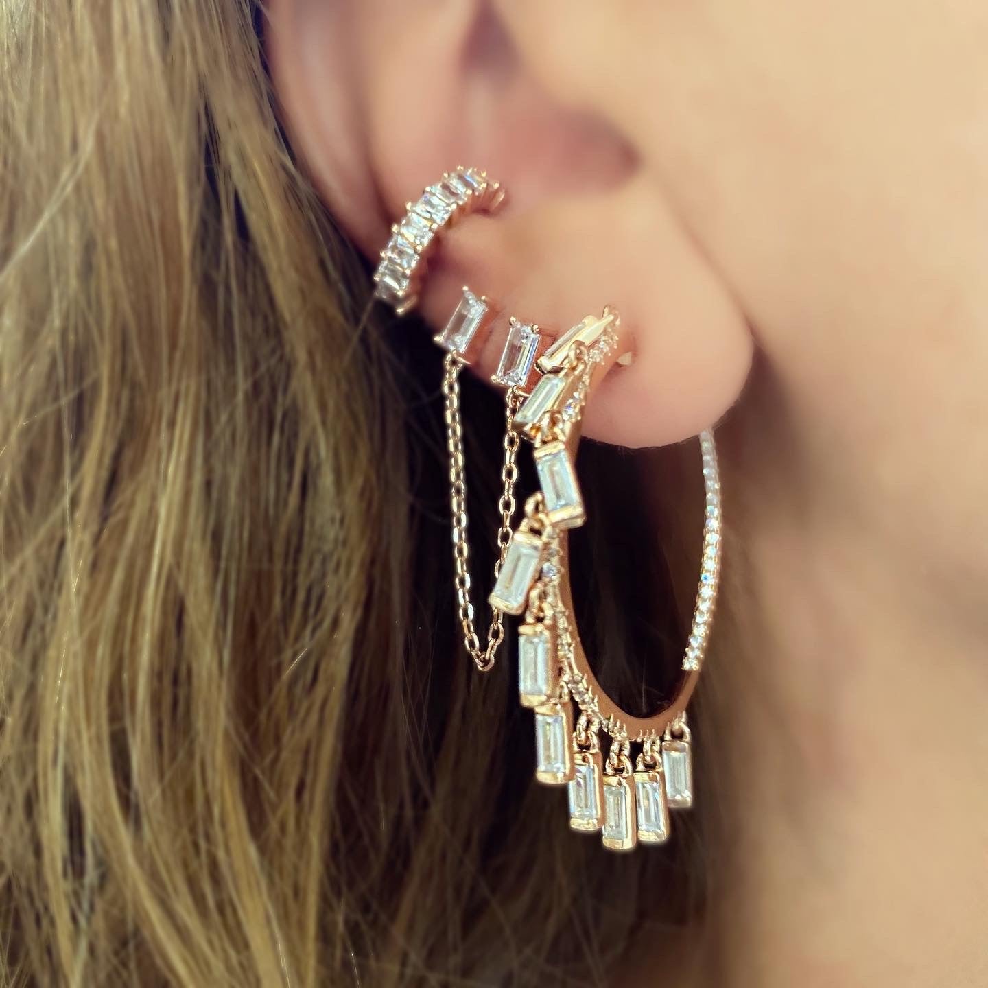 Kadın Gümüş Baget Taşlı Shakira Halka Küpe imitasyon Pırlanta Görünümlü 925 ayar rose renk kulakta Duruşu kombin