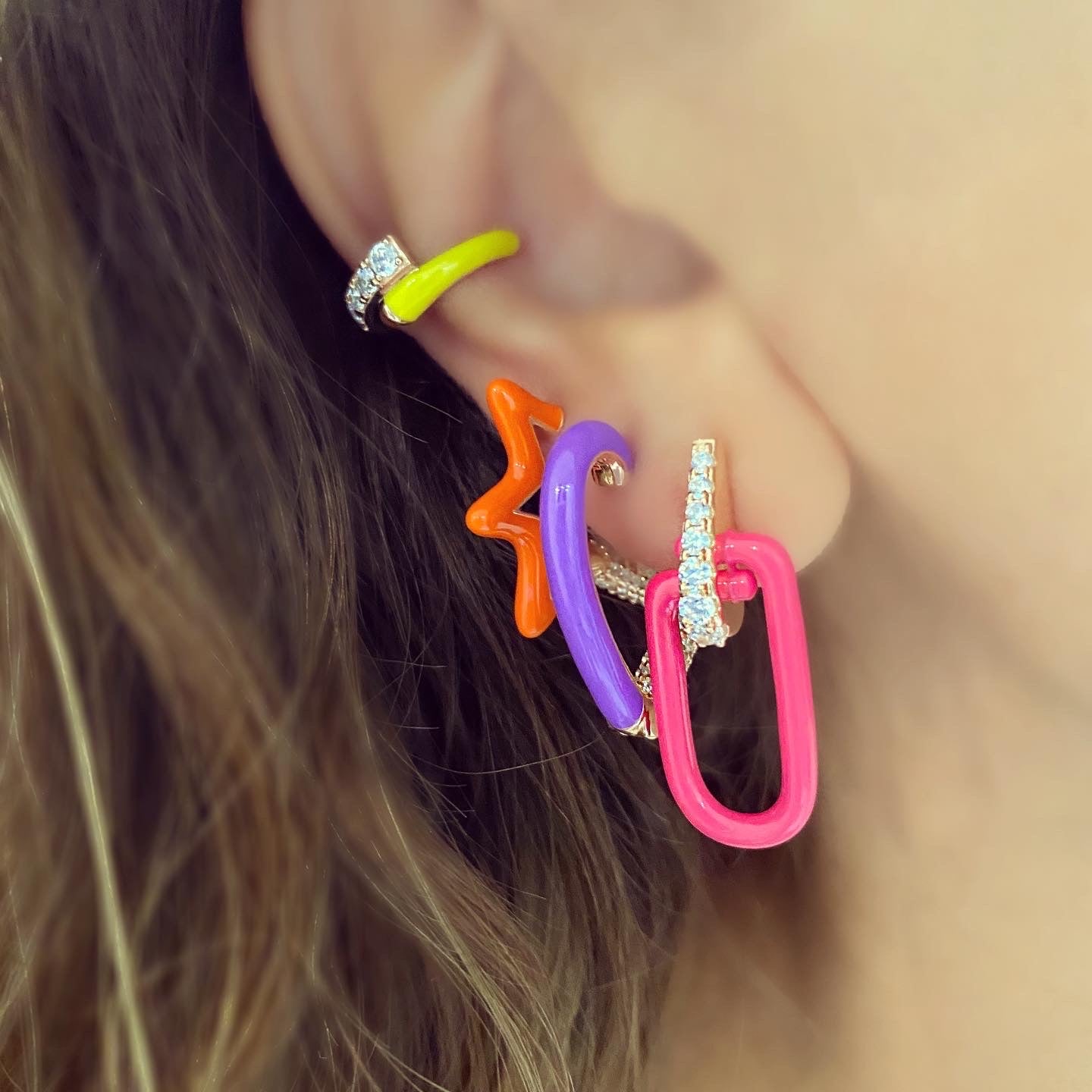 Kadın Gümüş Yarım Neon Kalp Küpe Büyük Taşlı 925 ayar renkli kombin kulakta duruşu