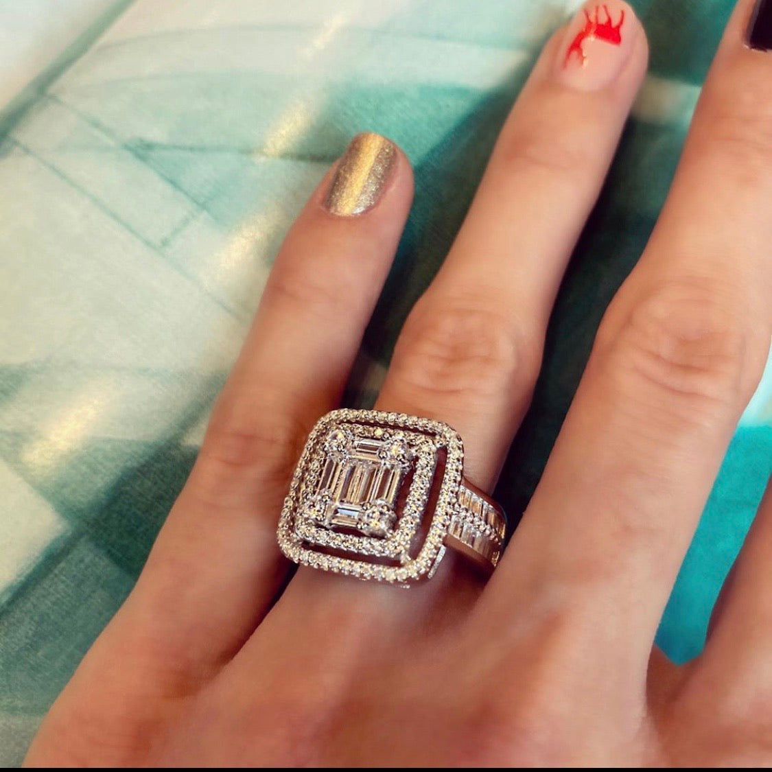 Kadın Gümüş Büyük Kare Baget Yüzük imitasyon Pırlanta Görünümlü 925 ayar Parmakta Duruşu