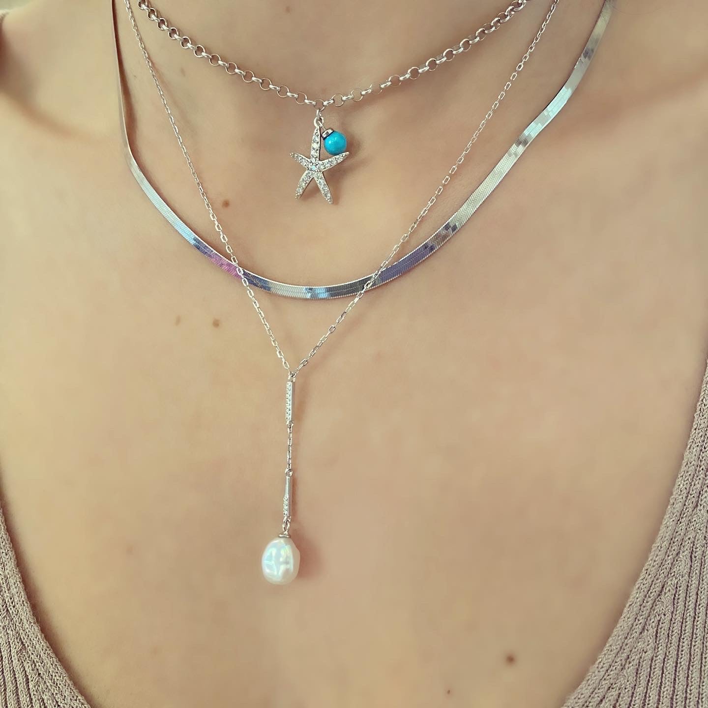 Kadın Gümüş Turkuaz Toplu Deniz Yıldızı Kolye mavi boncuk Taşlı 925 ayar kombin boyunda duruşu