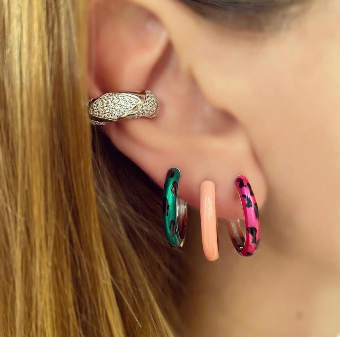 Kadın Gümüş Neon Halka Küpe Desenli renkli 925 ayar mineli kombin kulakta duruşu